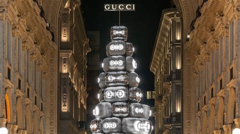 arbol gucci milano|Activists Throw Orange Paint on Gucci Christmas Tree in Milan.